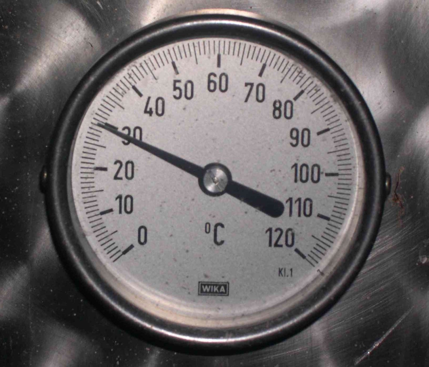 Thermometer am Rotweingärtank